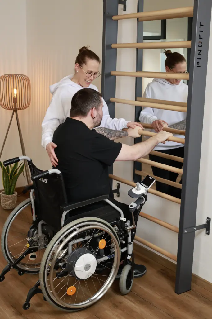 Therapeutin unterstützt einen Patienten bei Gleichgewichts- und Bewegungsübungen nach der Bobath-Methode