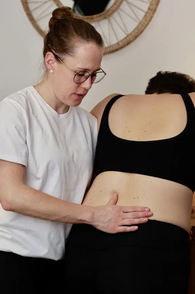 Therapeutin mobilisiert behutsam die Wirbelsäule eines Patienten nach der Dorn-Breuss-Methode