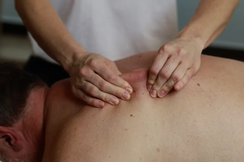 Therapeut behandelt Faszien am Rücken eines Patienten