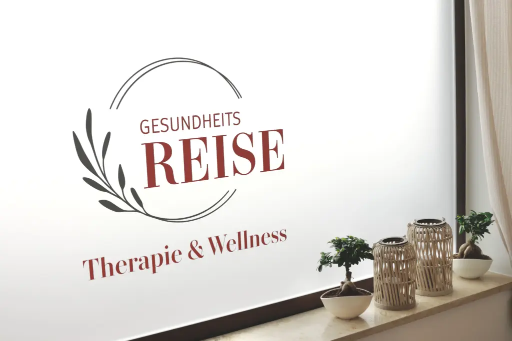 Außenansicht der Physiopraxis Gesundheitsreise mit Logo auf der Fensterfront